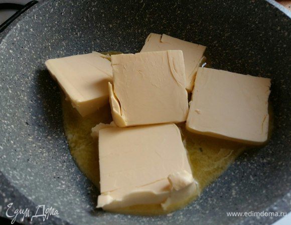 Взять хорошее сливочное масло (82,5% жирности), растопить его на сковороде.