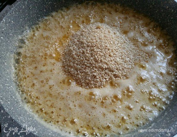 Добавить кунжут и обжаривать в масле 5-7 минут, помешивая.
