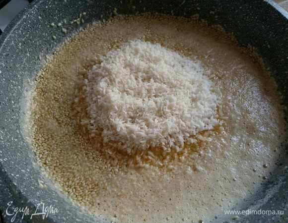 Добавить кокосовую стружку.