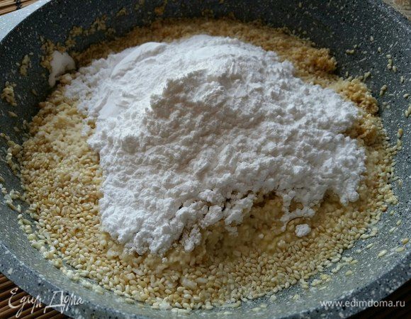 Добавить сахарную пудру.