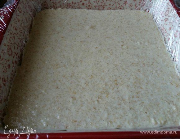 Форму (20х20) выстелить пищевой пленкой. Вылить подготовленную смесь. И убрать в морозильную камеру на 3 часа, как минимум либо просто в холодильник до застывания.