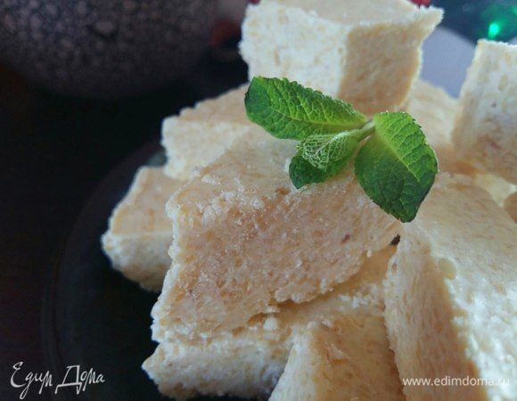 Наслаждаемся кусочком нежной, домашней халвы. Конечно халва достаточно калорийная, поэтому не увлекаемся. :)