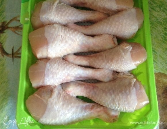 Куриные голени промойте в холодной воде, обсушите кухонным полотенцем.