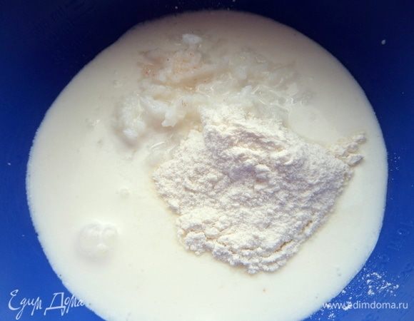 Всыпать ложку муки и соль.