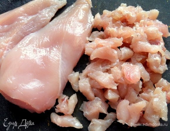 Куриное филе нарезать мелким кубиком.