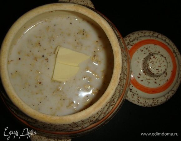 Влить сливки, воду и перемешать. Добавить сливочное масло.