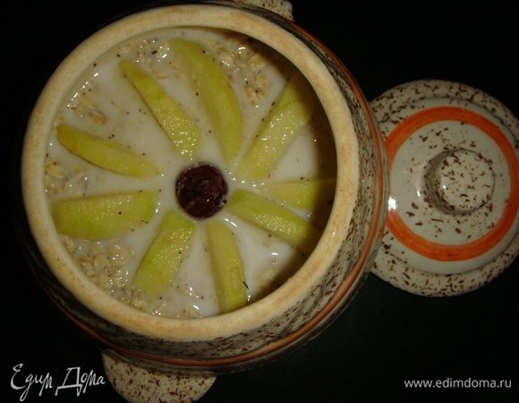 Яблоко почистить от кожуры, удалить сердцевину и нарезать дольками. Выложить дольки яблока слегка их утапливая в каше. В середину я положила вишенку, так мне показалось похоже на цветочек. Поставить в разогретую до 175°С духовку на 25-30 минут.