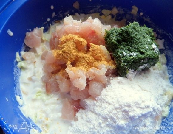 Добавить размороженный кубик шпината, приправу для курицы и остальную муку.