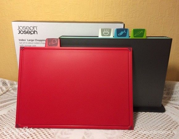 И вот она во всей красе с круговым желобком для сбора мясного сока. На углах резиновые накладки,чтобы не скользила.