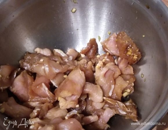 Свинину (подойдет кусочек филе или корейки) нарезать на очень тонкие кусочки. Для удобства можно мясо немного подморозить, чтобы оно легче резалось. Соединить в миске соевый соус с мелконарезанным чесноком и замариновать мясо минимум на 30 минут.