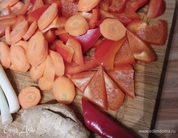 Овощи нарезать на порционные кусочки. Имбирь (приблизительно 2 см или по вкусу) очистить и нарезать мелкими брусочками. Чили тоже нарезать (количество — по вкусу).