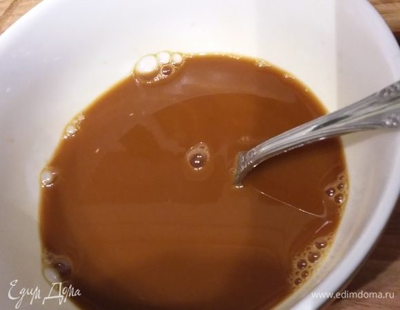 Приготовить соус из вышеперечисленных ингредиентов. Крахмал будем добавлять в последнюю очередь.