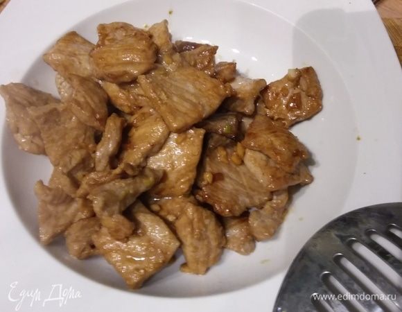 В сковороде (в идеале — вок) разогреть небольшое количество растительного масла и порционно обжарить свинину до золотистого цвета. Чтобы мясо не тушилось, а жарилось, не кладите на сковороду сразу большое количество мяса, а жарьте его порциями. Чем тоньше вы нарежете мясо, тем мягче оно будет. Обжаренное мясо переложить на тарелку.