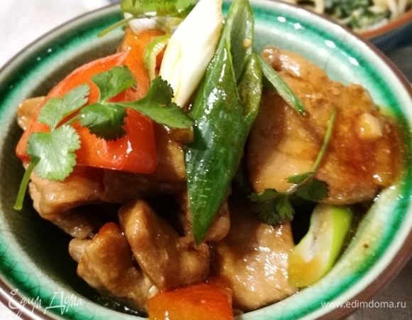 Подавать блюдо можно, посыпав зеленым луком и кинзой.