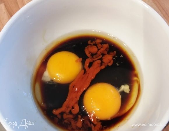 Готовим соус: смешиваем все ингредиенты. У меня вместо сладкого соуса чили ложка меда и по вкусу соус чили острый. Яйца разболтать. Параллельно приготовить рисовую лапшу, согласно указаниям на упаковке. 