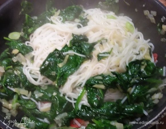 Выложить в шпинат лапшу, перемешать. 