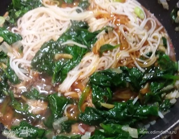 Влить яичный соус и, помешивая, довести до готовности. Собственно говоря, блюдо готово, когда готовы яйца. По желанию, можно посолить и поперчить. Но обязательно сбрызнуть соком лайма (если нет, то соком лимона). 