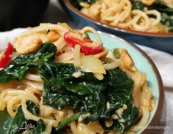 Подавать, посыпав жареным арахисом и зеленью кинзы.