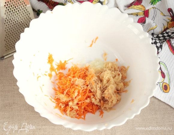 Очищенные картофель (100 г), лук репчатый (50 г) и морковь (50 г) натереть на мелкой терке. Перемешать. Добавить по вкусу соль и смесь перцев (0,5 ч. л.), перемешать.