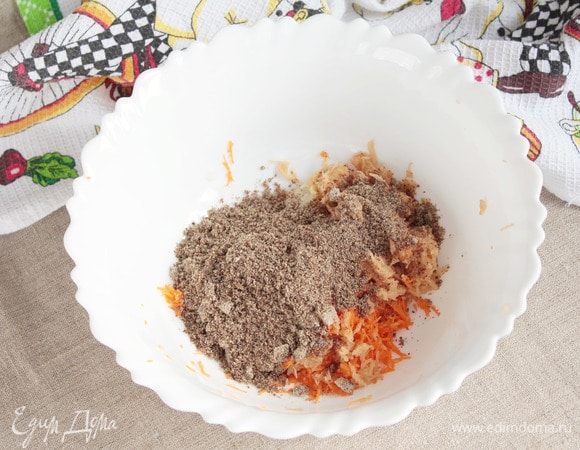 Семена льна (4 ст. л.) смолоть в кофемолке. Добавить в овощную смесь.