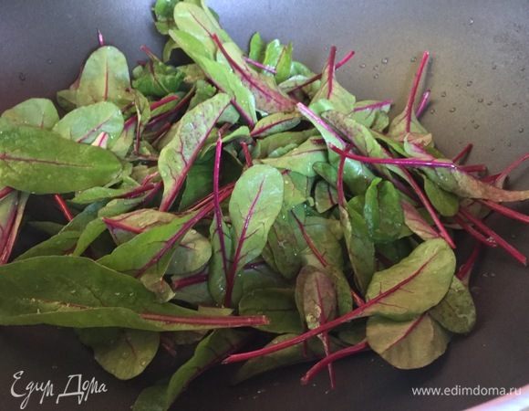 Промытые и обсушенные листья мангольд кладем на сковородку.
