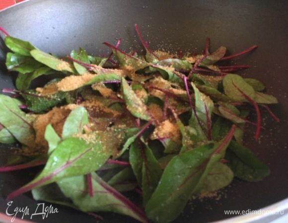 Добавляем 2 ложки коричневого сахара. Если хотите чуть сладкий мангольд, уменьшаем сахар до 1 ложки.