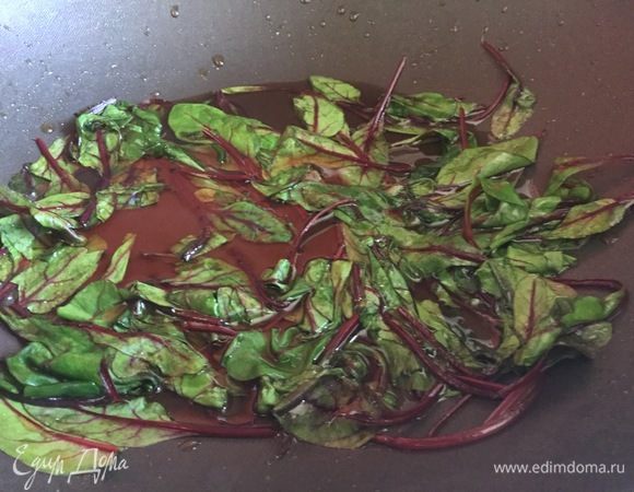 Держим на огне 2 минуты, помешивая.