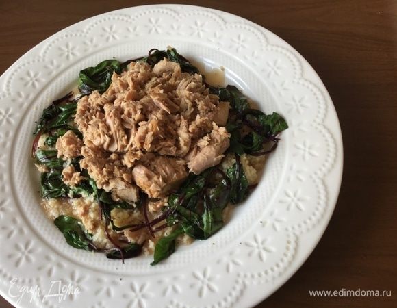 Сверху посередине — тунец.