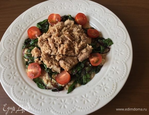 Выкладываем разрезанные половинки томатов, перчим.