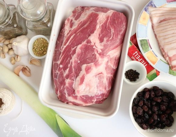 Свиную шейку достать из холодильника заранее, чтобы она приобрела комнатную температуру. Фисташки почистить.