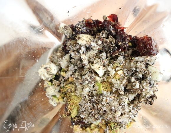 В ступке растолочь черный перец с чесноком, тимьяном и солью. Поместить в блендер эту смесь, вяленую бруснику с вином, фисташки.
