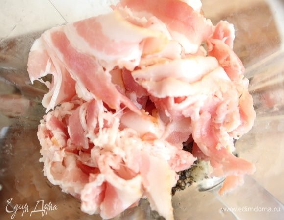 В блендер добавить чуть меньше половины порезанного бекона, измельчить. Очень мелкая консистенция смеси не нужна, достаточно средней.