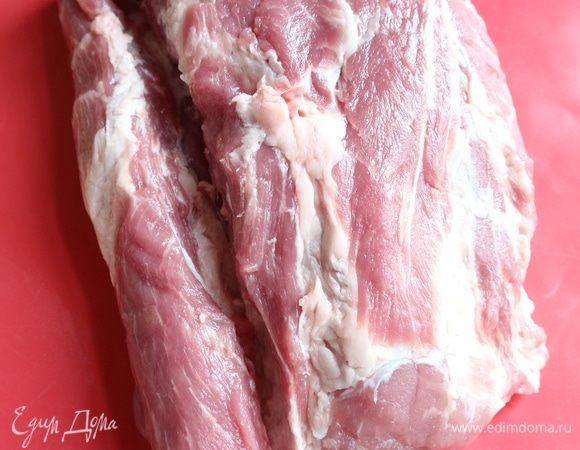 Духовку разогреть до 190°С. Свиную шейку разрезать таким образом, чтобы получился пласт высотой примерно 1,5 см. Это делается следующим образом. Сначала с одного края надрезается вдоль всего куска полоса, не доходящая до низа на 1,5 см. 