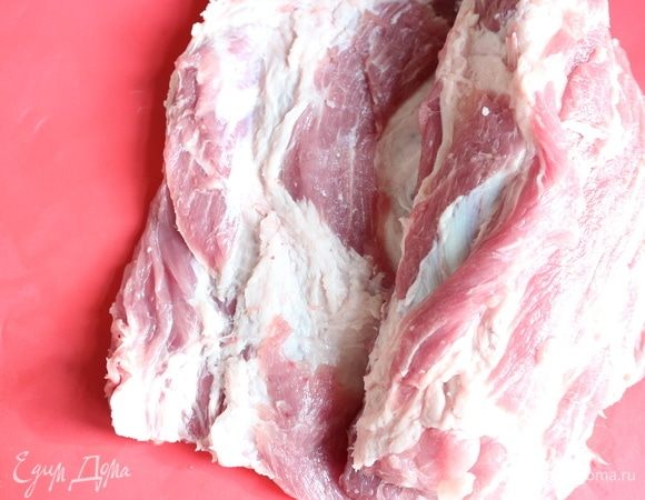 Затем вы режете кусок таким образом, как будто раскручиваете рулет. 