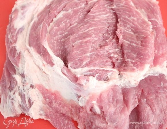 Расправить кусок на рабочей поверхности, сделать насечки острым ножом в некоторых местах куска мяса на ромбы с внутренней стороны на глубину куска 0,2-0,3 см. 