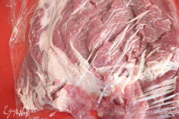 Накрыть кусок пленкой, боковой стороной кухонного молотка отбить кусок мяса. Снять пленку.