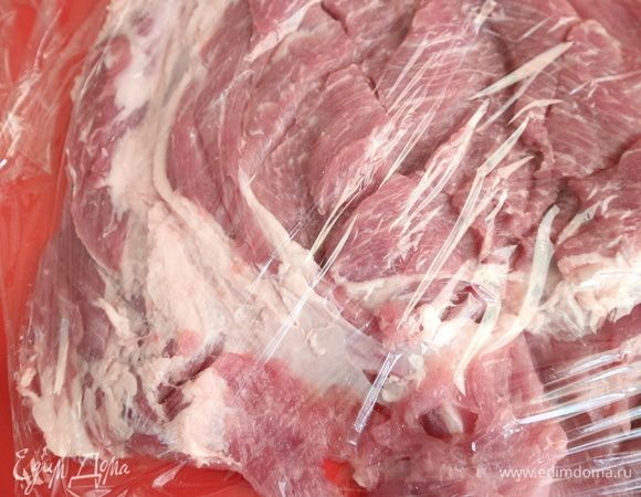 Накрыть кусок пленкой, боковой стороной кухонного молотка отбить кусок мяса. Снять пленку. 
