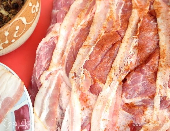 Положить с промежутками несколько кусочков бекона, посыпать паприкой.