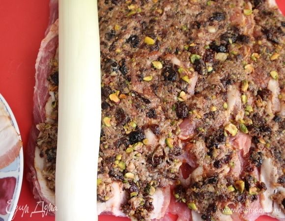 Положить с одного края вдоль всего куска стебель порея (белую часть). 