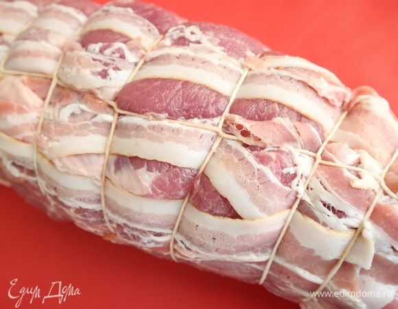 Перевязать рулет кулинарной нитью. Положить рулет в керамическую форму швом вниз. Смазать кисточкой оливковым маслом. 