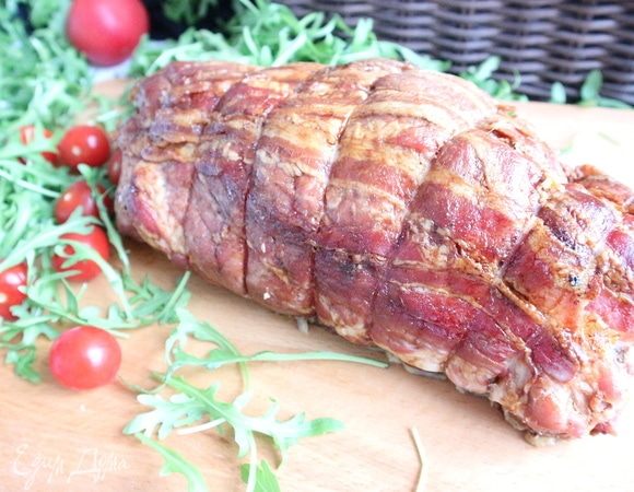 После полного остывания убрать в холодильник. Пусть он там проведет ночь. На следующий день мясной рулет будет готов. Удалить кулинарную нить!
