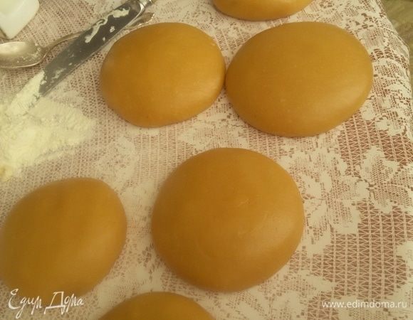 Взбиваем венчиком два яйца с сахаром,  добавляем мед, соду и масло сливочное  в кастрюльке ставим на маленький огонь и помешиваем. Перемешиваем до тех пор, пока не появятся пузырьки и масса не увеличится в два раза. После этого снимаем с огня, добавляем муку и месим тесто. Делим на 6 равномерных лепешек и даем тесту отдохнуть.