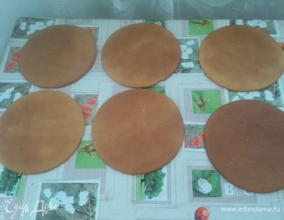 При температуре 180-200°С выпекаем до готовности, у нас же коржи размер с пиццы 33 см.