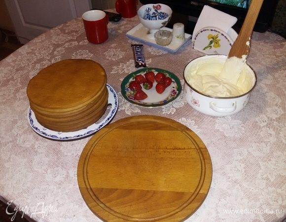 Крем: сливки взбиваем миксером до густоты, после добавляем сыр маскарпоне и перемешиваем деревянной ложкой. Затем добавляем сахарную пудру.