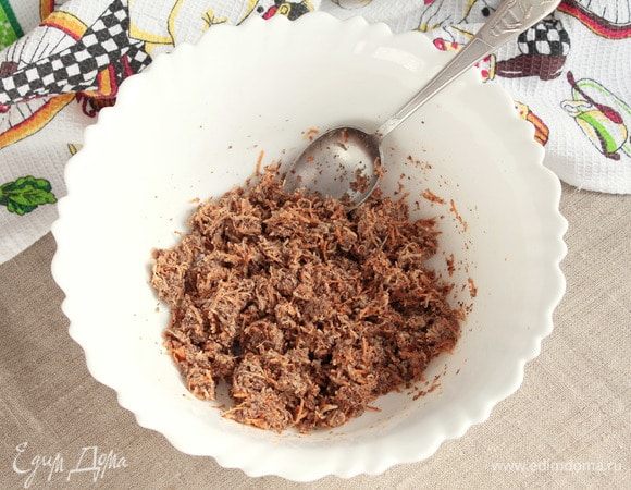 Фарш тщательно вымешать и оставить на 15 минут. Можно ничем не накрывать.