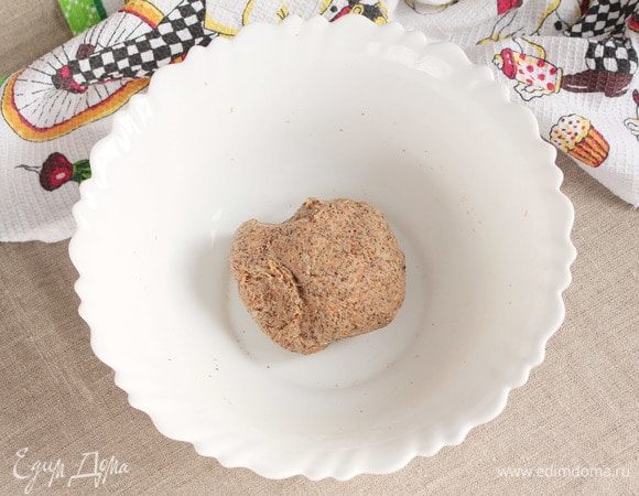 В фарш добавить просеянную пшеничную муку (4 ст. л.). Вымесить фарш, как тесто, и оставить еще на 15 минут.