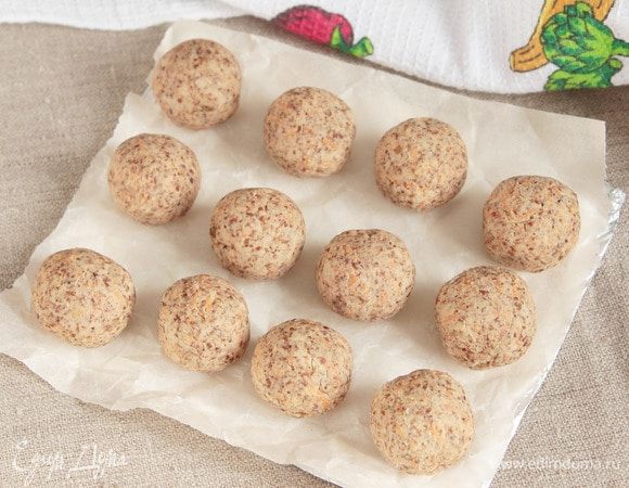 После отведенного времени сформовать шарики размером с грецкий орех. Выложить заготовки овощных шариков на застеленный бумагой противень.