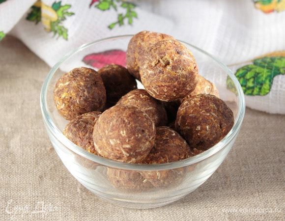 Выпекать шарики до готовности в предварительно разогретой духовке до 170–180°С. Выпекать в течение 25–35 минут, но ориентируйтесь, пожалуйста, по своей духовке. Овощные шарики должны приобрести красивый румяный оттенок.