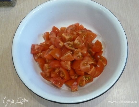 Тесто разморозить. Черри разрезать на 4 части, сложить в большую миску.