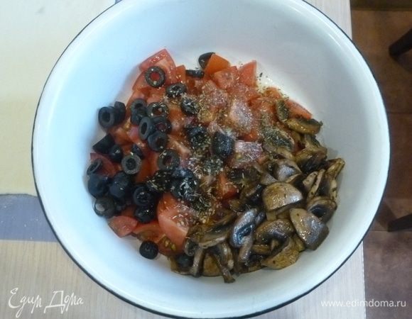 Маслины нарезать колечками, добавить к томатам с грибами. Добавить орегано и базилик, приправить солью и перцем. Перемешать.